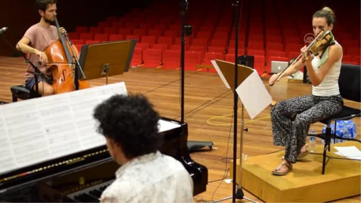 Oda müziğinin genç sesi "Bosphorus Trio" Türk bestecileri dünyaya taşıyor