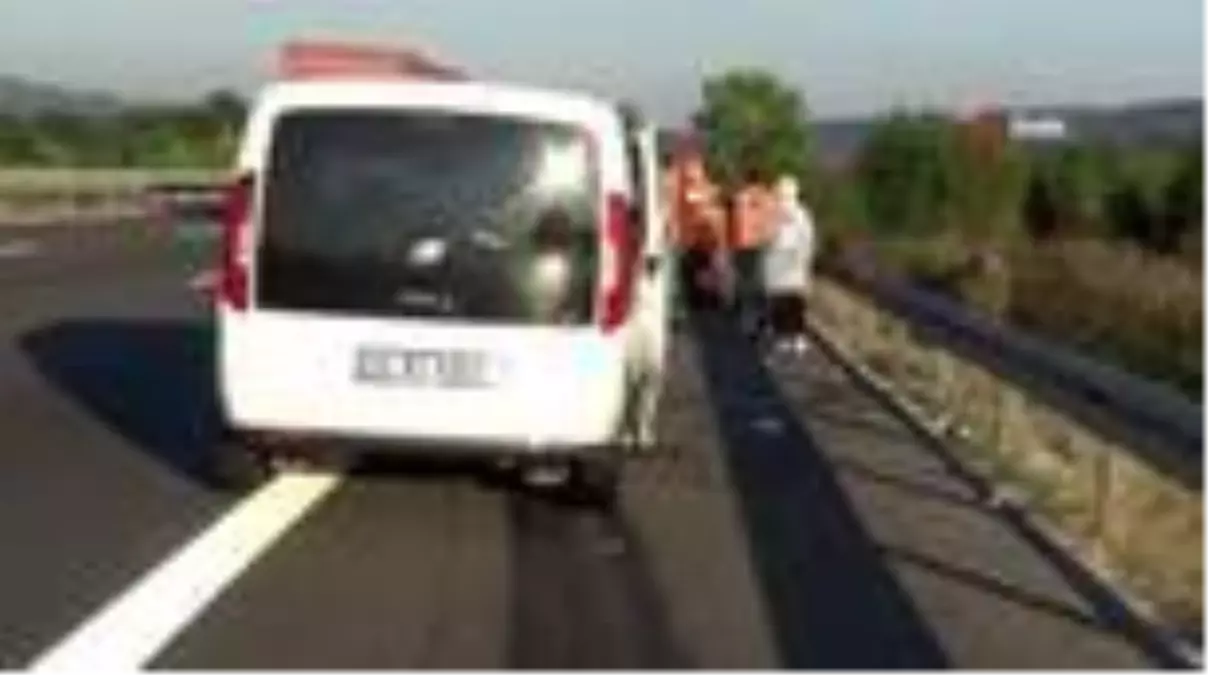 Son dakika haber: TEM otoyolunda hafif ticari araç tıra arkadan çarptı: 3 yaralı