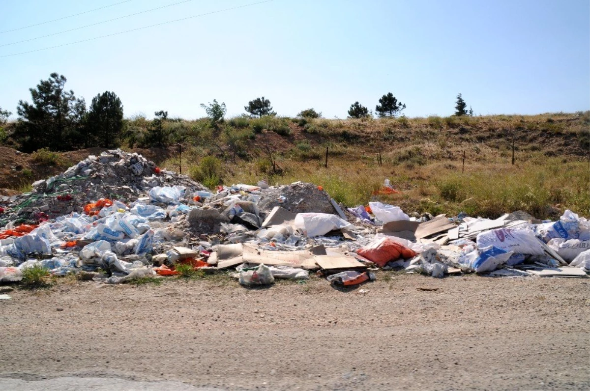 Yol kenarını çöplüğe çevirdiler