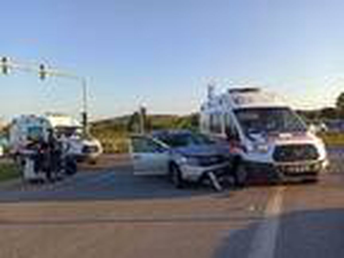 Ambulans ile otomobil kavşakta çarpıştı