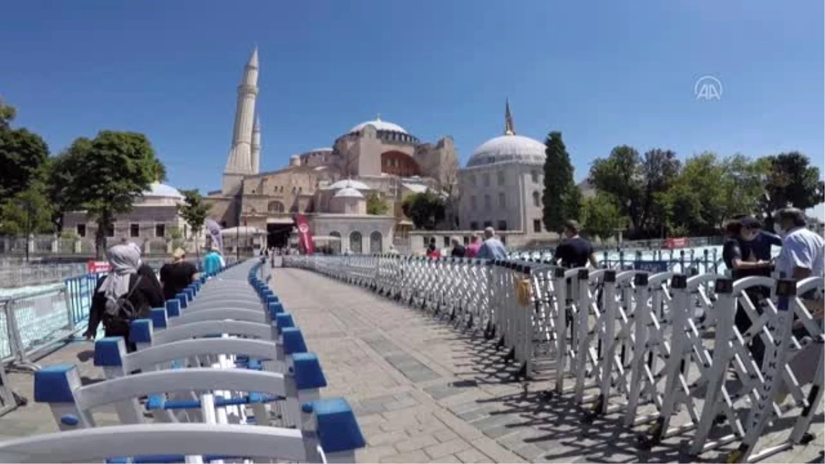 Ayasofya-i Kebir Cami-i Şerifi\'ne ziyaretçi yoğunluğu sürüyor