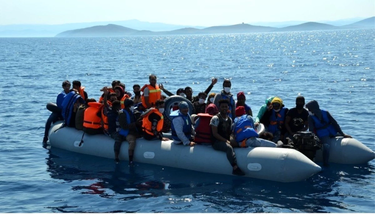 Ayvalık\'ta 74 göçmen kurtarıldı