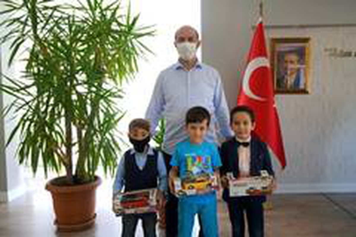 Buldukları parayı zabıtaya teslim eden çocuklara ödül