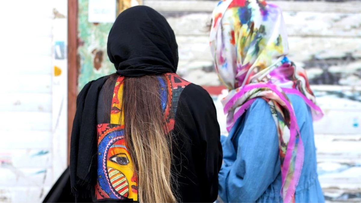 İran\'da kadınlar podcast ile şiddet hikayelerini paylaşıyor