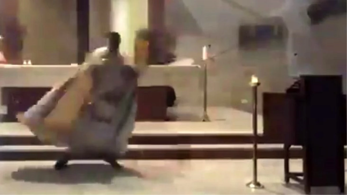 Kilisede ayin yapan papazın Beyrut\'taki korkunç patlamadan kaçış anı saniye saniye görüntülendi