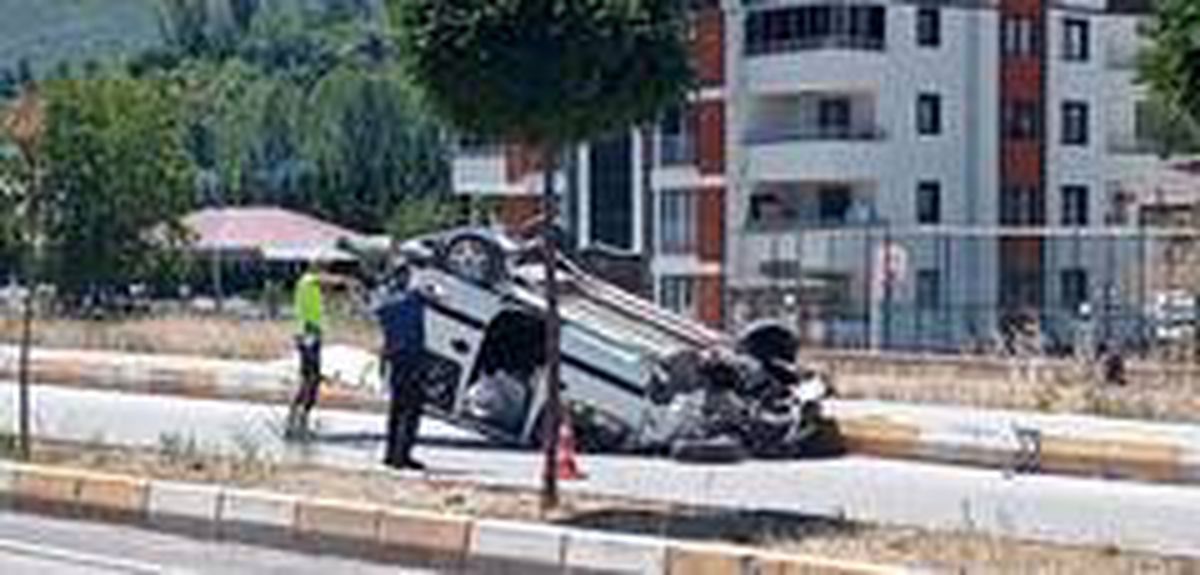 Refüje çarpan hafif ticari araç devrildi: 2 yaralı
