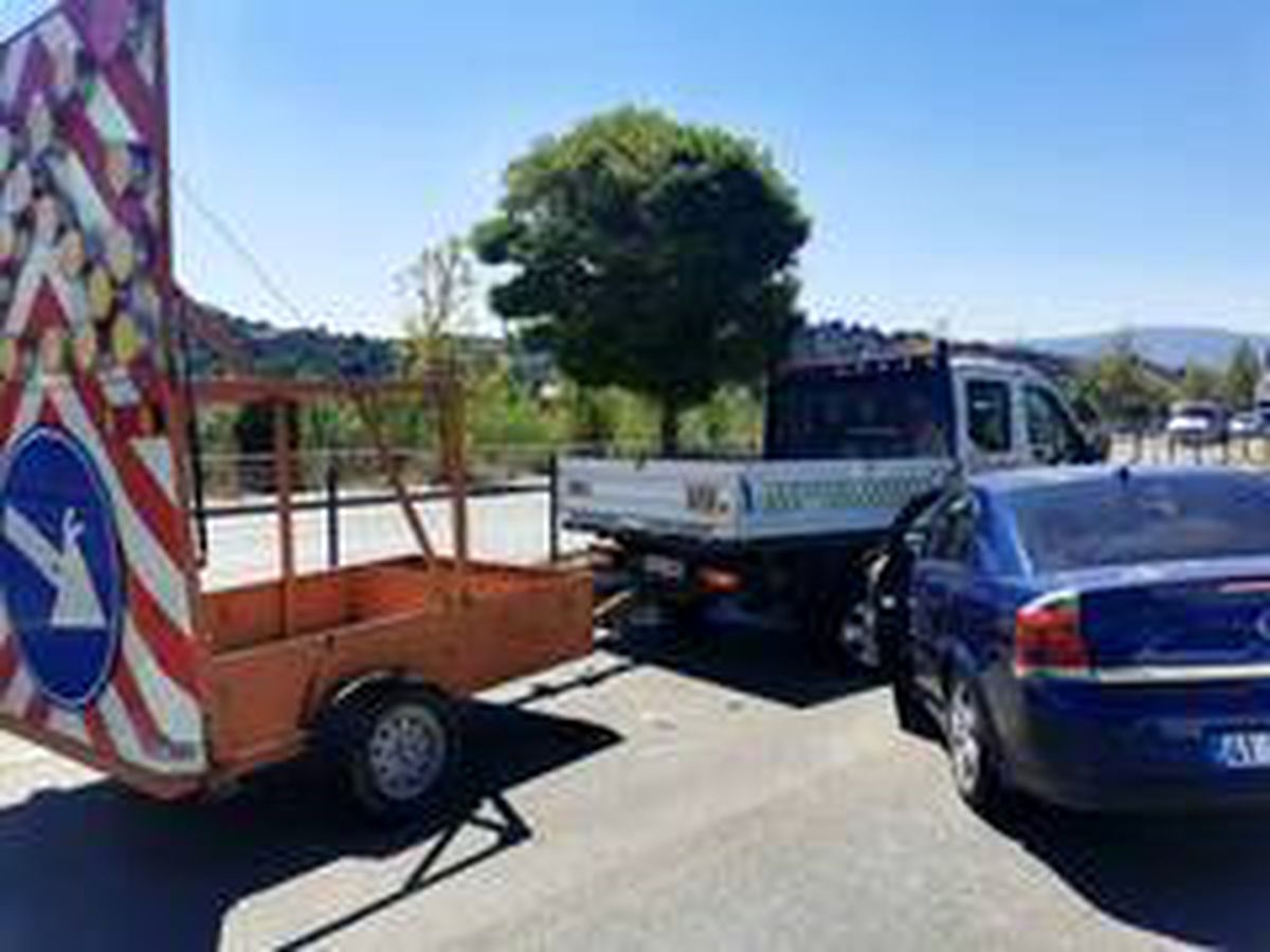 Seyir halindeki otomobil yol çizgi aracına çarptı: 1 yaralı