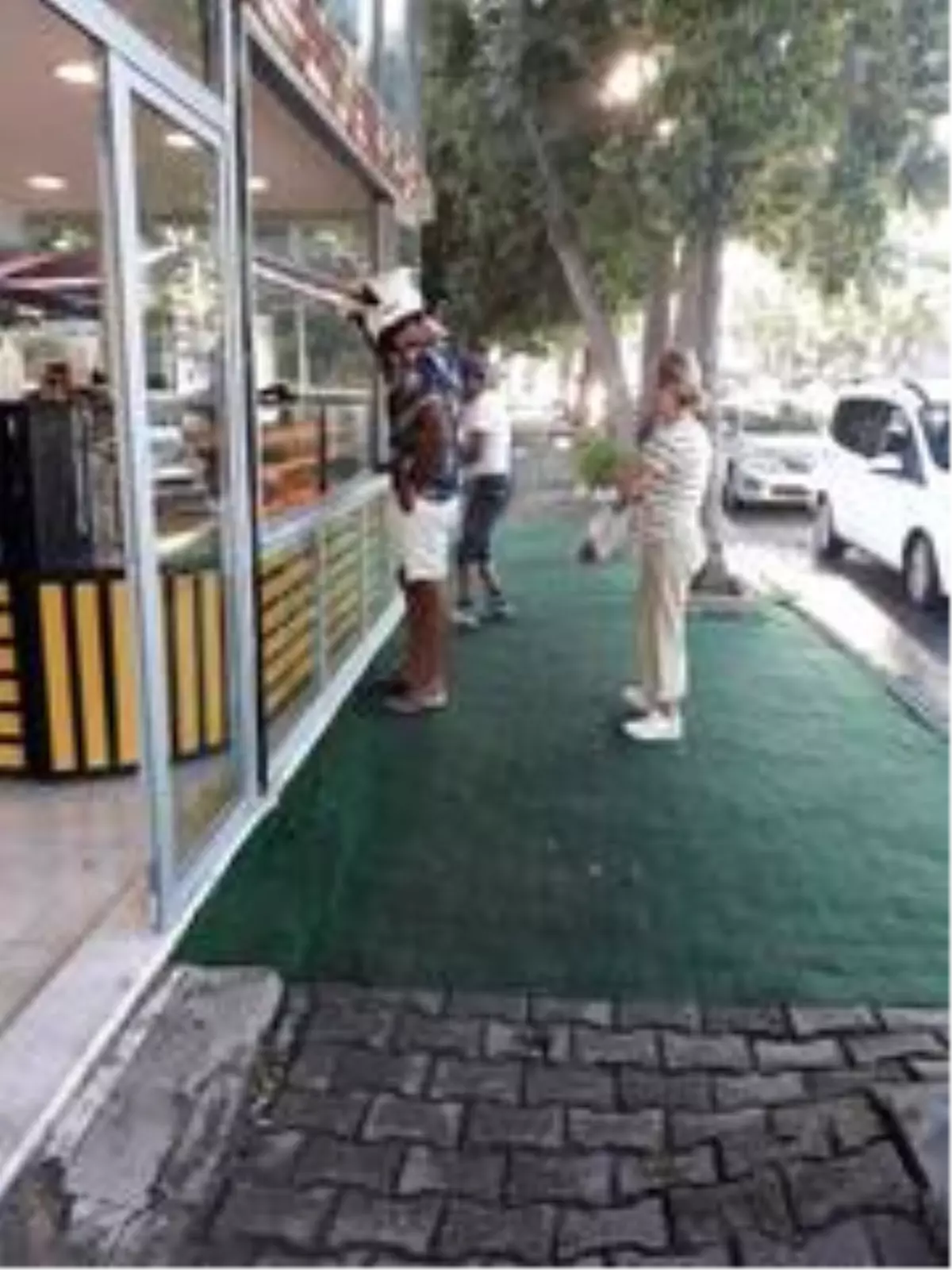 AK Parti Milletvekili Çokal, simit sırasına girdi, esnafa çay ikram etti