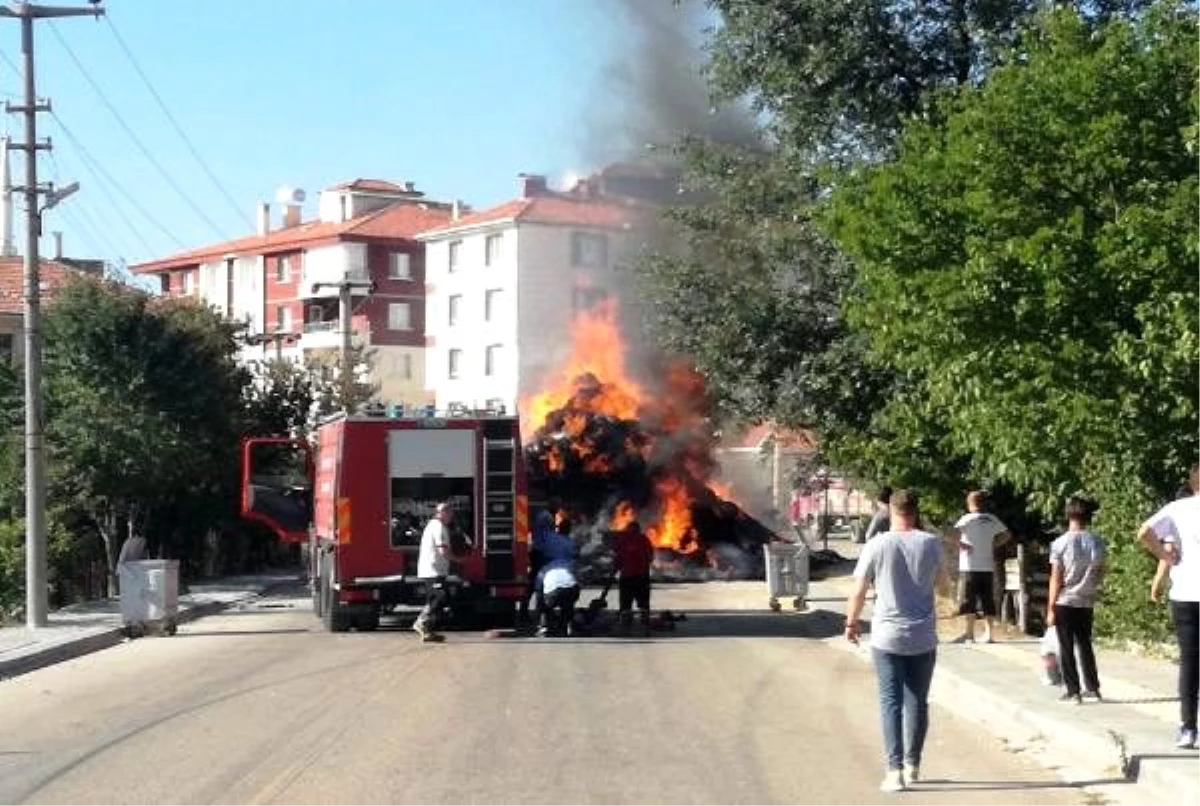 Ankara\'da, saman yüklü TIR alev alev yandı