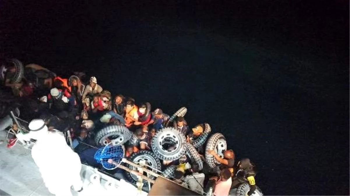 Ayvacık\'ta lastik bottaki 37 kaçak göçmen kurtarıldı