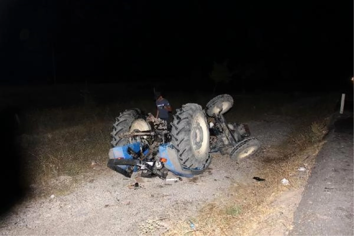 Burdur\'da otomobille traktör çarpıştı: 4 yaralı