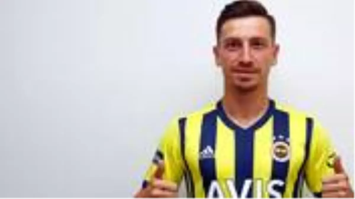 Fenerbahçe, transferlerle birlikte yeni sezonda giyeceği iki formayı da tanıttı