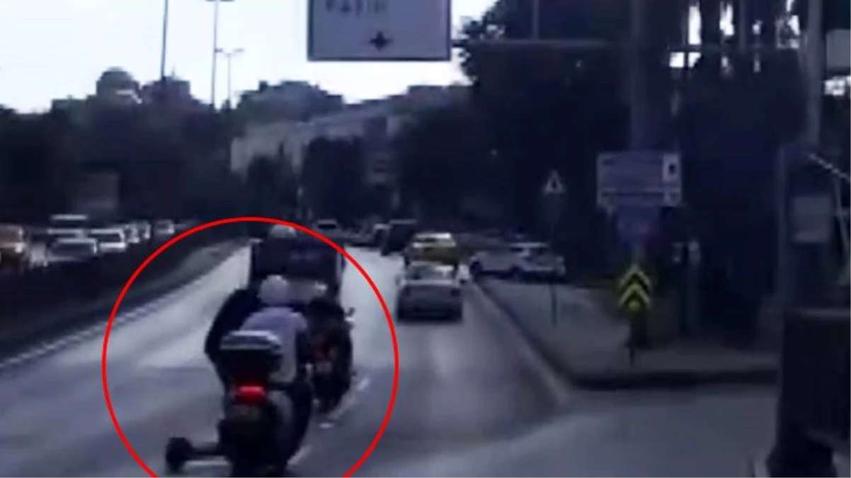 İstanbul\'da elektrikli scooter ile motosikletin çarpıştığı anlar kamerada