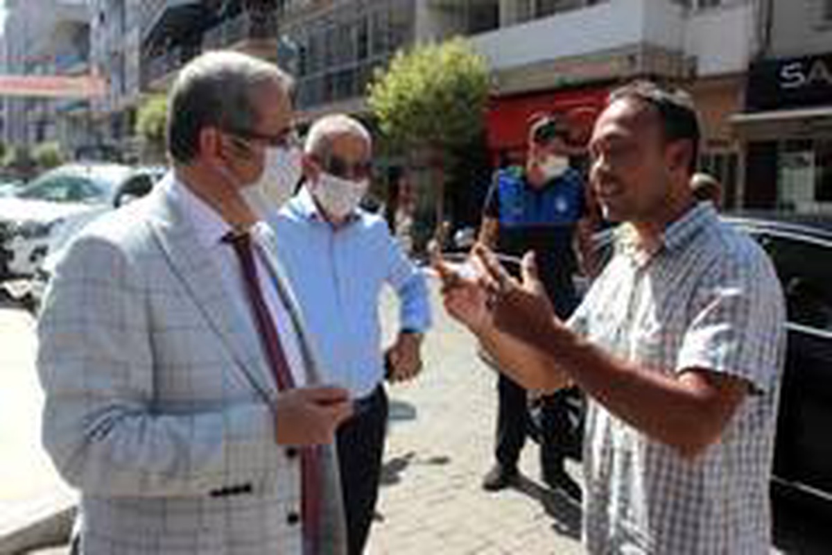 Kaymakam Sağlam, maskesiz gezenlere maske taktırdı