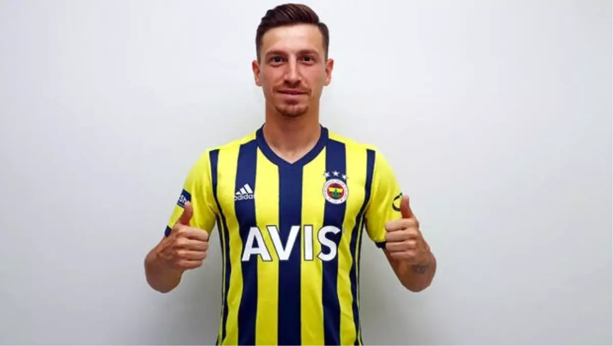 Mert Hakan Yandaş resmen Fenerbahçe\'de! Galatasaray\'a göndermeli paylaşım...