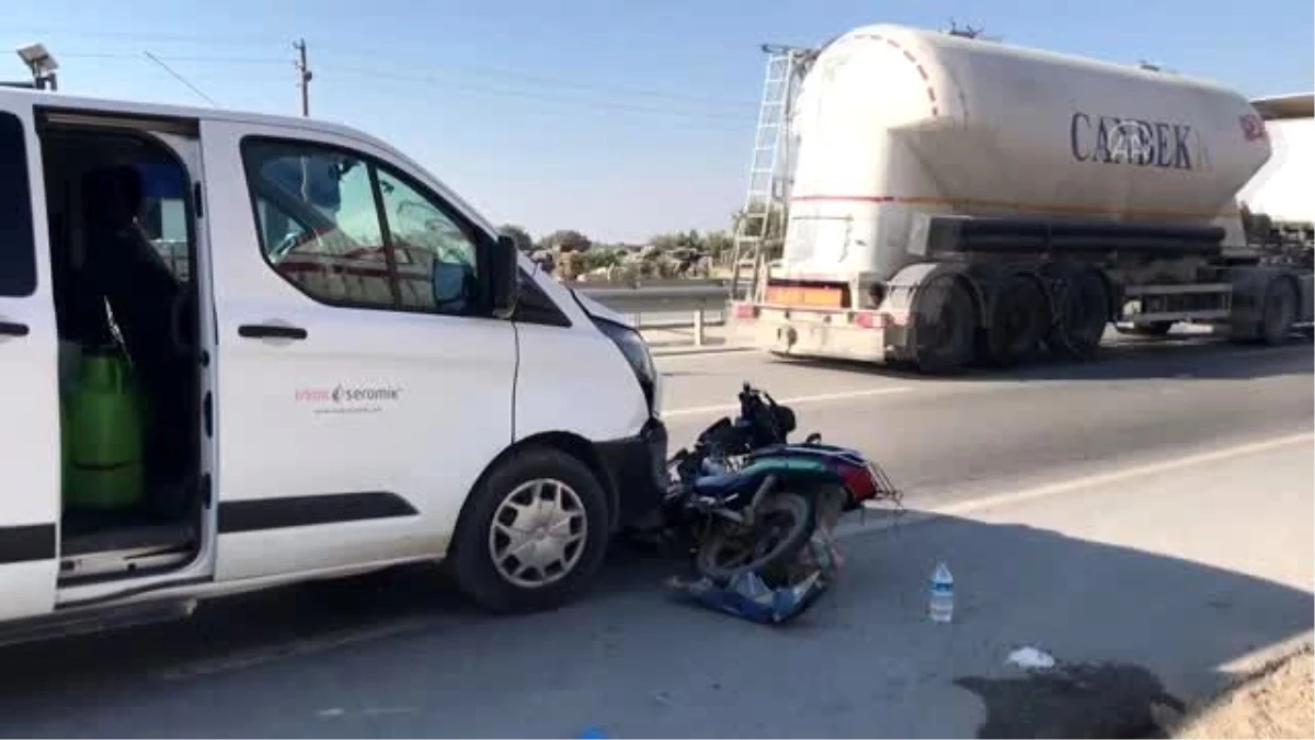 Minibüs motosiklete çarptı: 1 yaralı