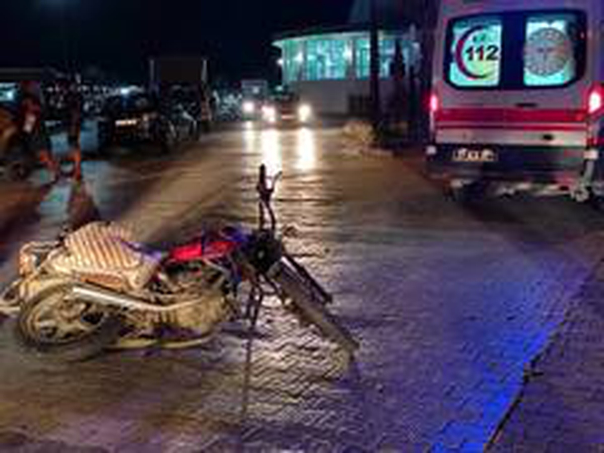 Motosikletler birbirlerine çarptı: 3 yaralı