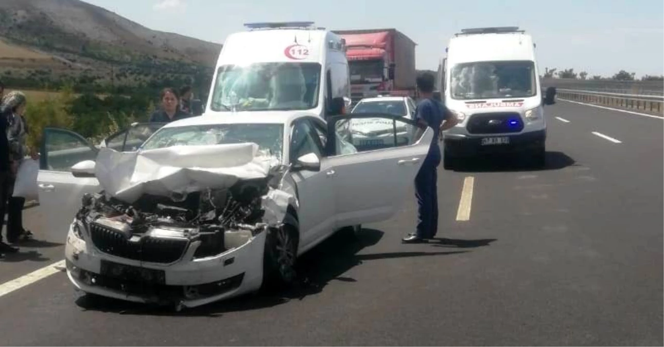 Şanlıurfa\'da otomobil kamyona çarptı: 5 yaralı