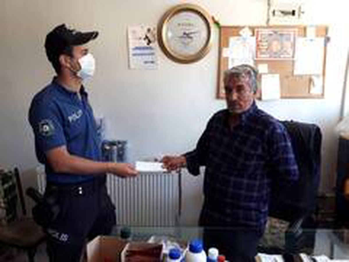 Sarıkamış\'ta polis maske dağıttı