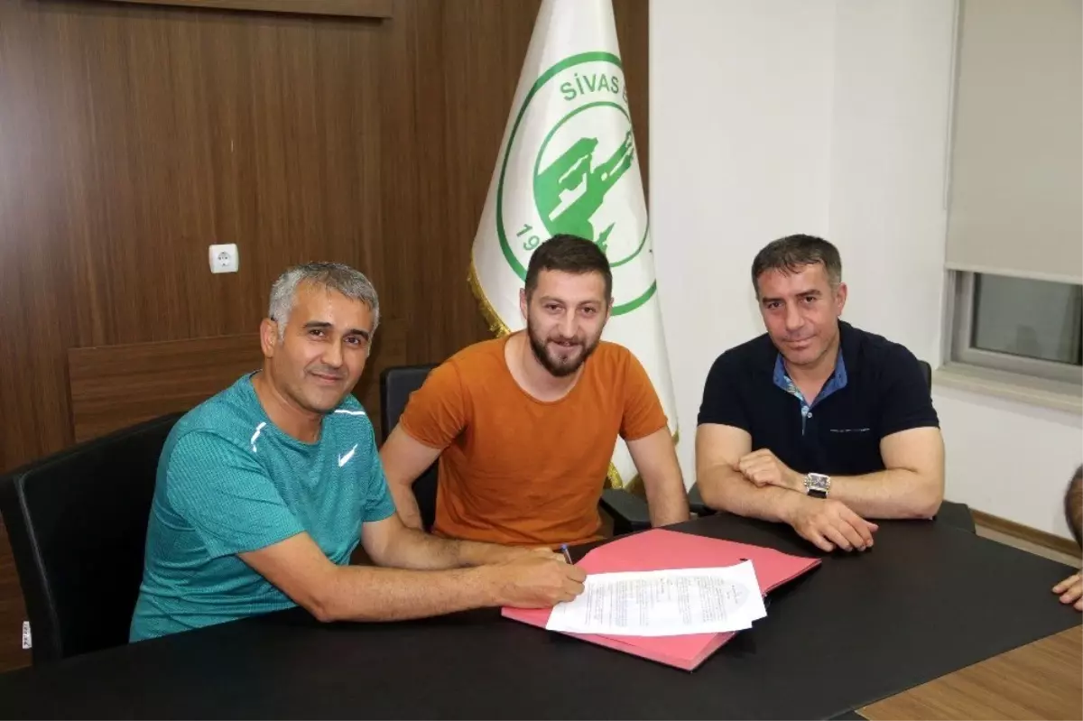 Sivas Belediyespor iç transferde hız kesmiyor