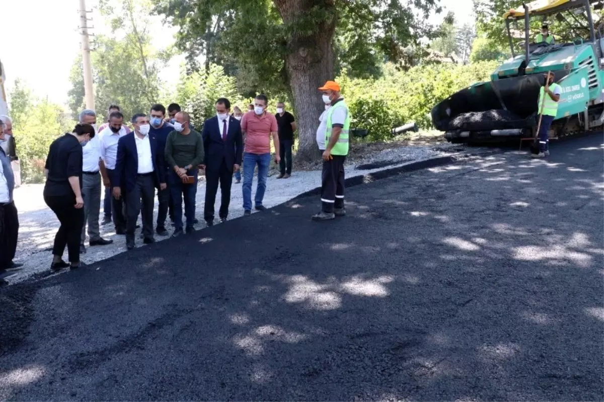 Son dakika haberleri... Soğuksu köyünde sıcak asfalt çalışmaları sürüyor