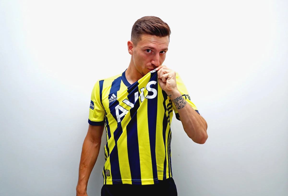 Son Dakika: Fenerbahçe, Mert Hakan Yandaş\'la sözleşme imzaladı