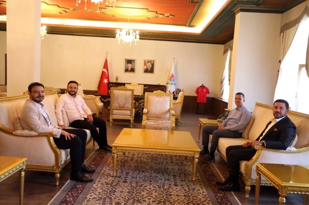 AK Parti Genel Sekreteri Şahin\'den Belediye Başkanı Arı\'ya ziyaret