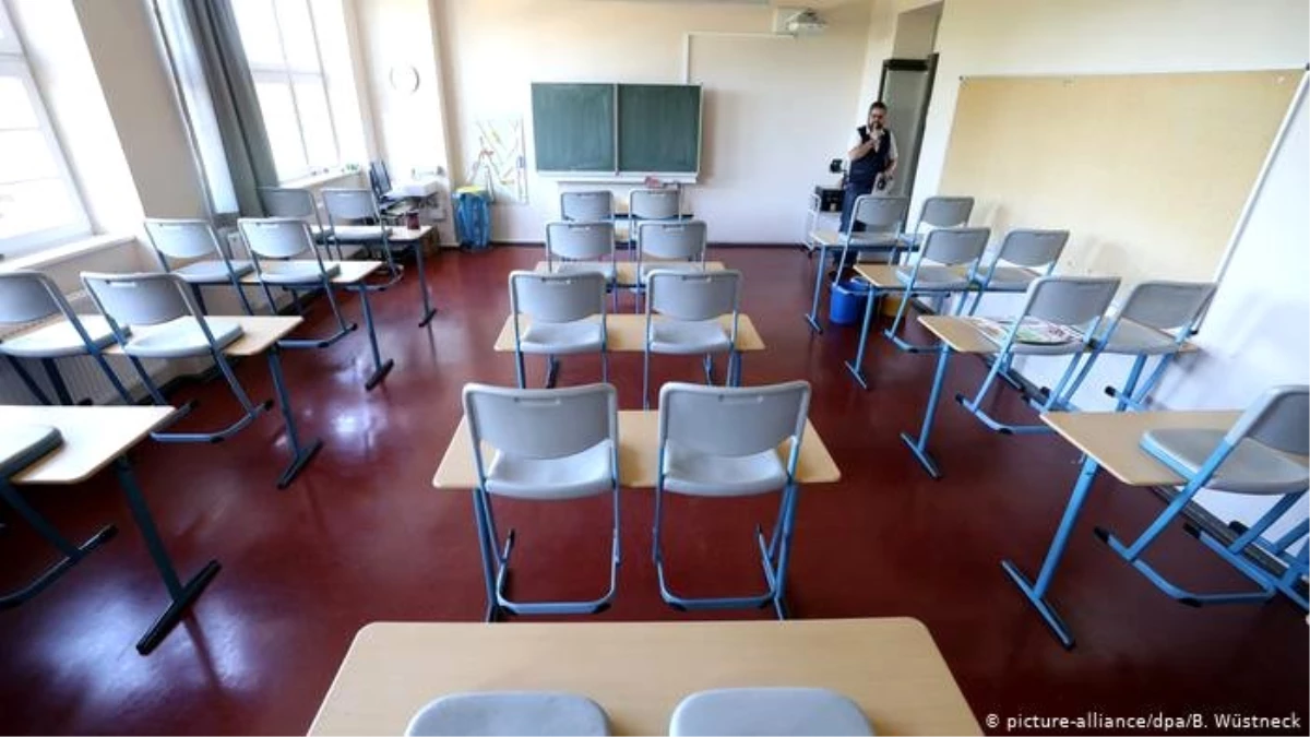 Almanya\'da açılan iki okul korona yüzünden tekrar kapandı