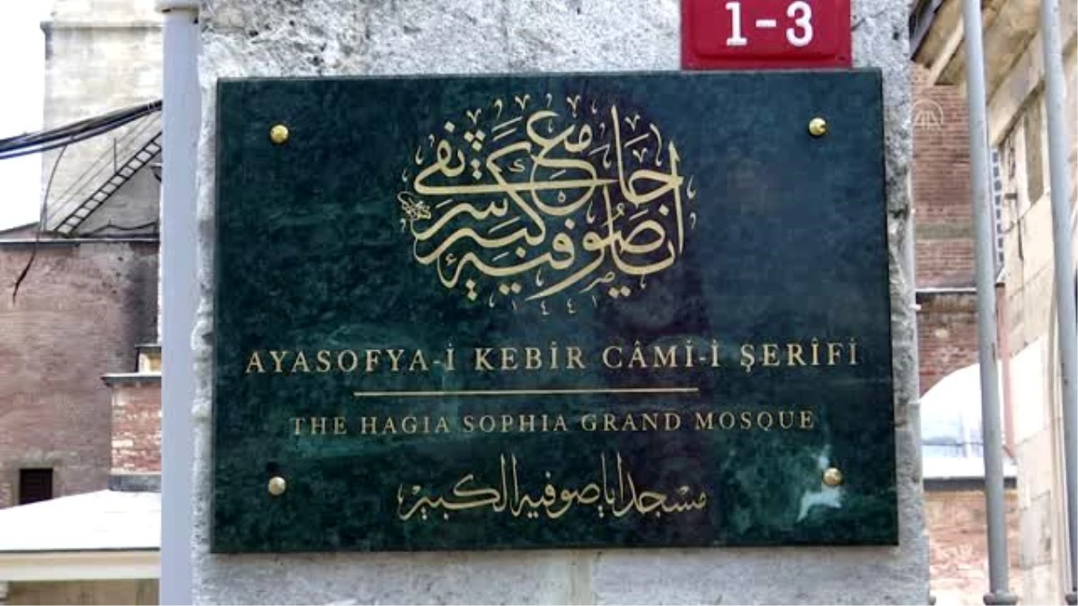 Son dakika haber... Ayasofya-i Kebir Camisi\'nin isminin yeraldığı levhadaki hattı Kabe\'nin yazılarını yazan hattat...