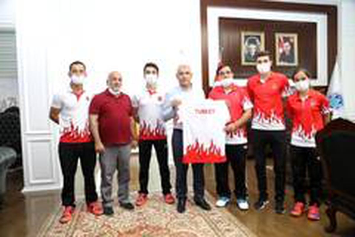 Başarılı Badmintonculardan Başkan Güder\'e ziyaret