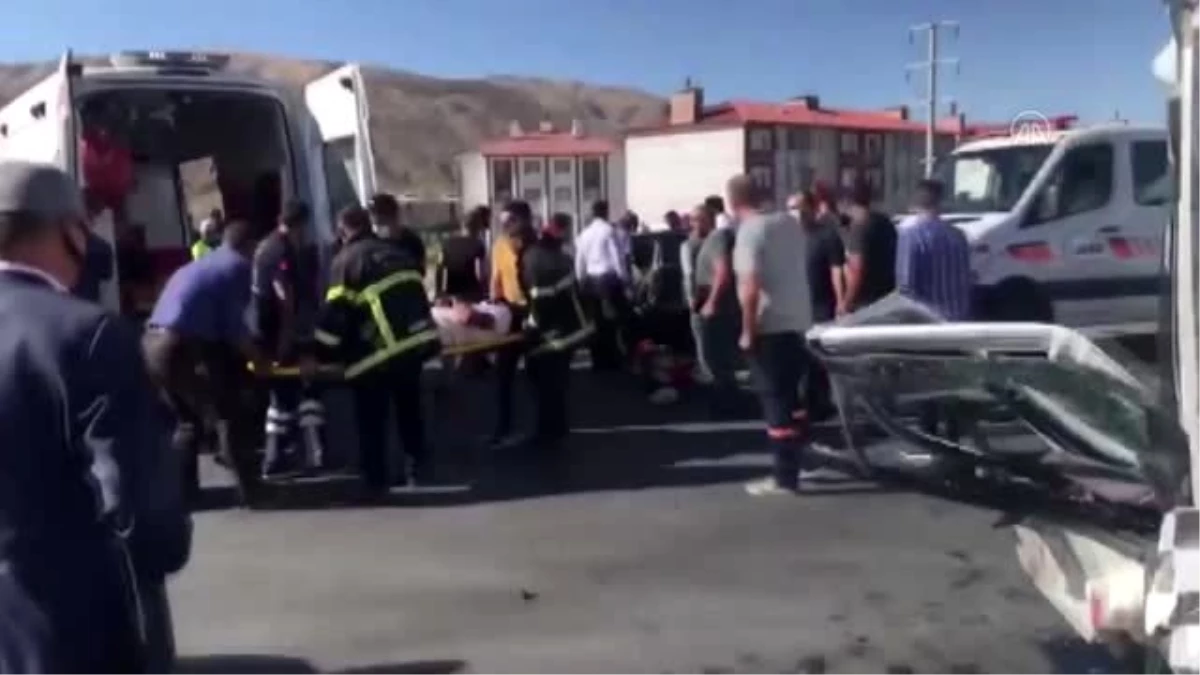 Bitlis\'te minibüs ile otomobil çarpıştı: 11 yaralı