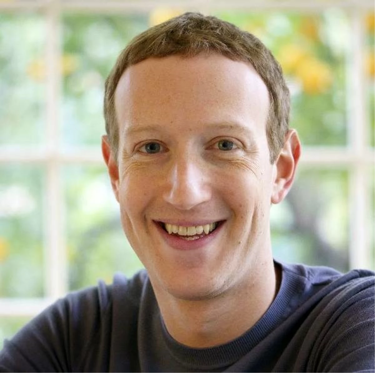 Facebook patronu Zuckerberg \'senti bilyoner\' kulübüne girdi