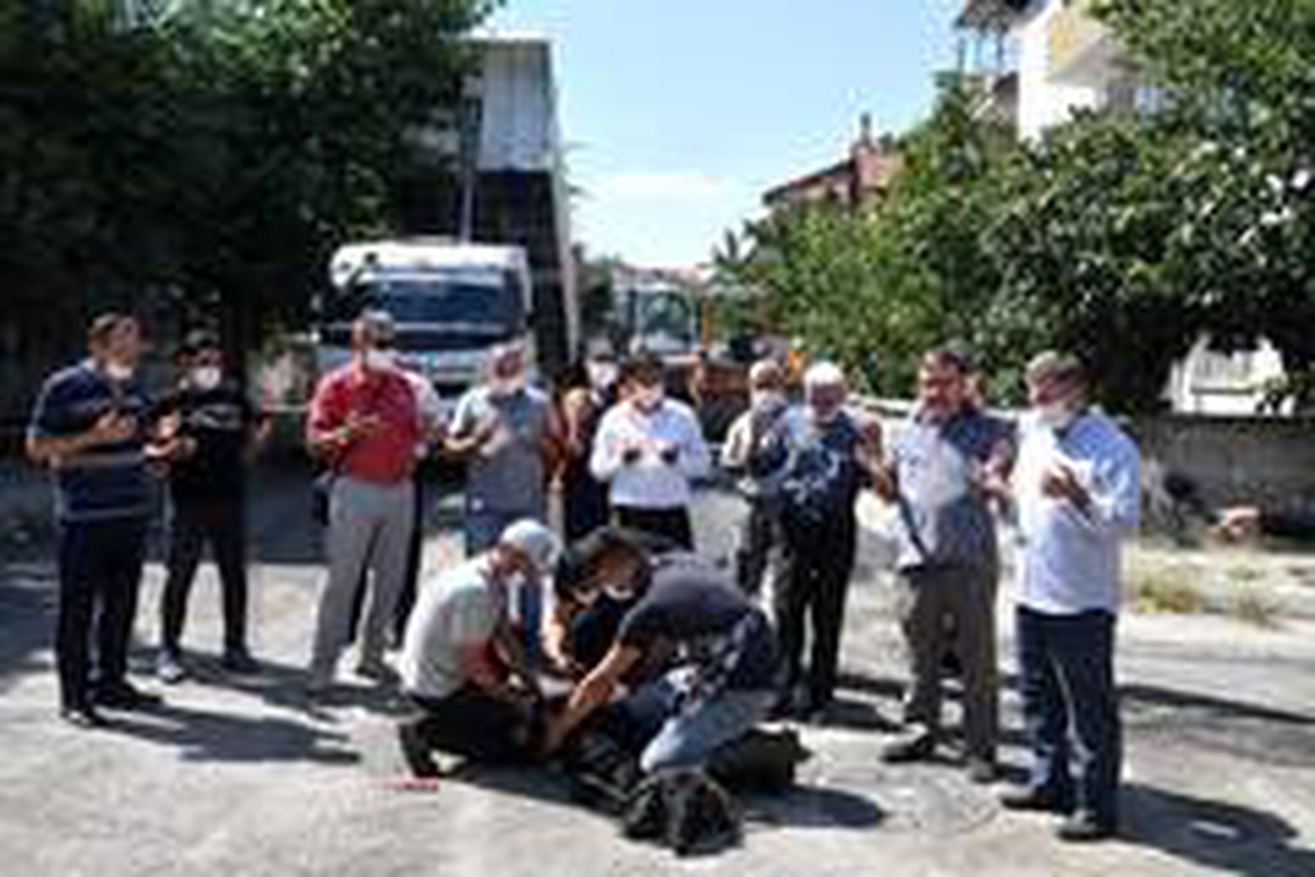 Mahallesine asfalt atılan muhtar iki adak kesti