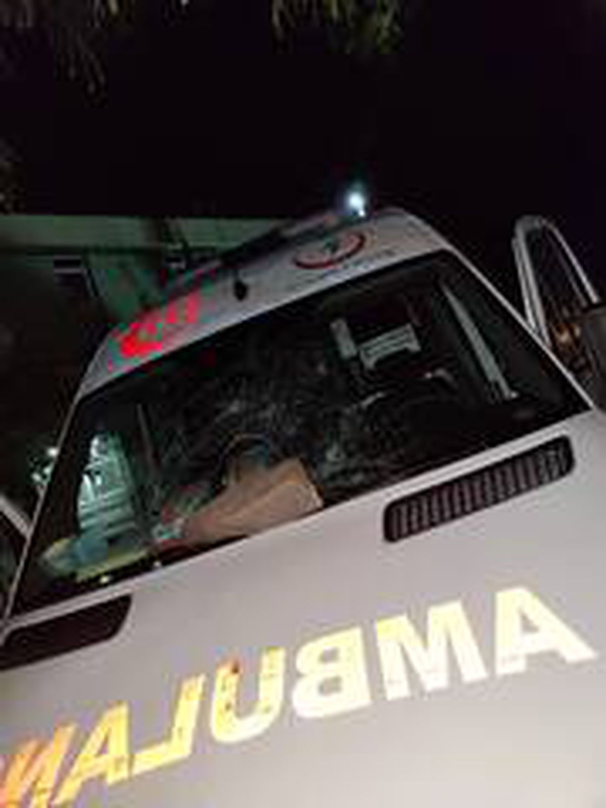 Son dakika haberi! Park halindeki ambulansa taş atıp kaçtılar
