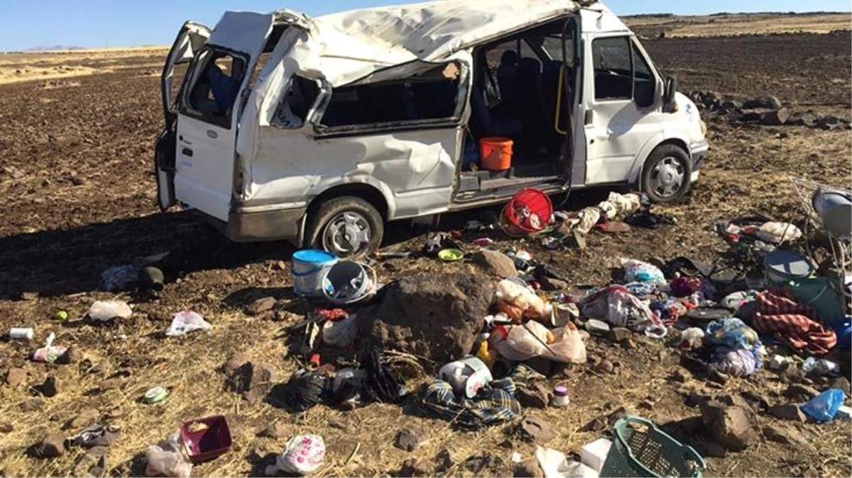 Şanlıurfa\'da tarım işçilerini taşıyan minibüs devrildi: 1 ölü, 25 yaralı