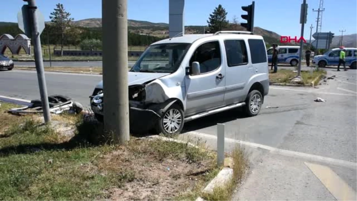 SİVAS Hafif ticari araç ile otomobil çarpıştı: 4 yaralı