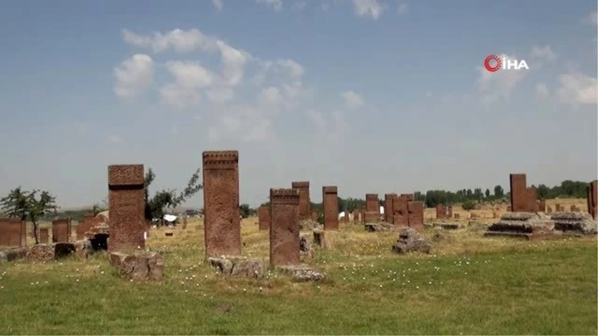 Tarihi mezar taşlarının dili çözülüyor