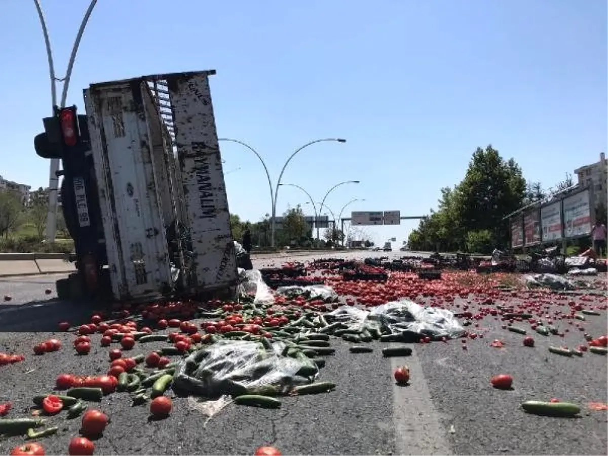 Ankara\'da sebze yüklü kamyonet devrildi, baba ile oğlu yaralandı