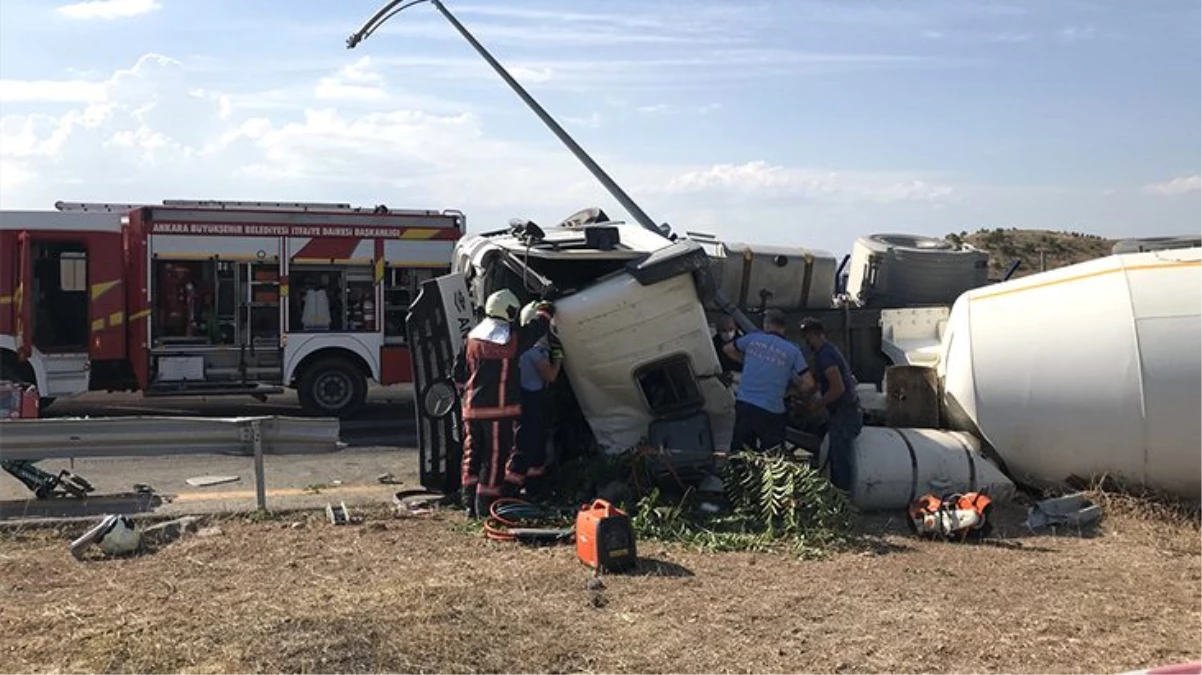 Beton mikseri bariyere çarpıp devrilince ortalık savaş alanına döndü: 1 ölü