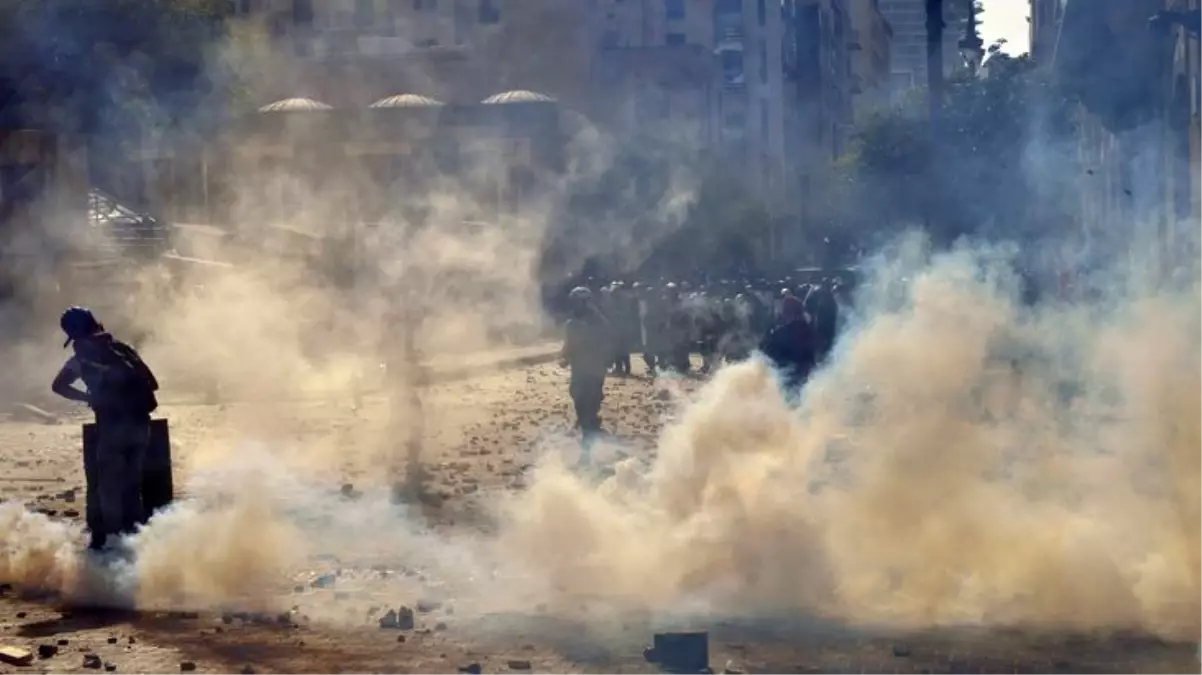 Beyrut\'ta güvenlik güçleri ile protestocular arasında çatışma çıktı: 1 polis memuru öldü, 238 kişi yaralandı