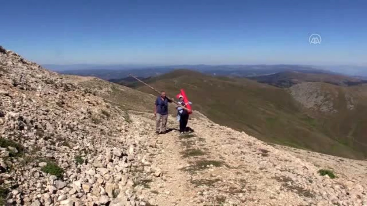 Ilgaz Dağı\'nın zirvesinde 20 yıldır Türk bayrağını dalgalandırıyor - KASTAMONU
