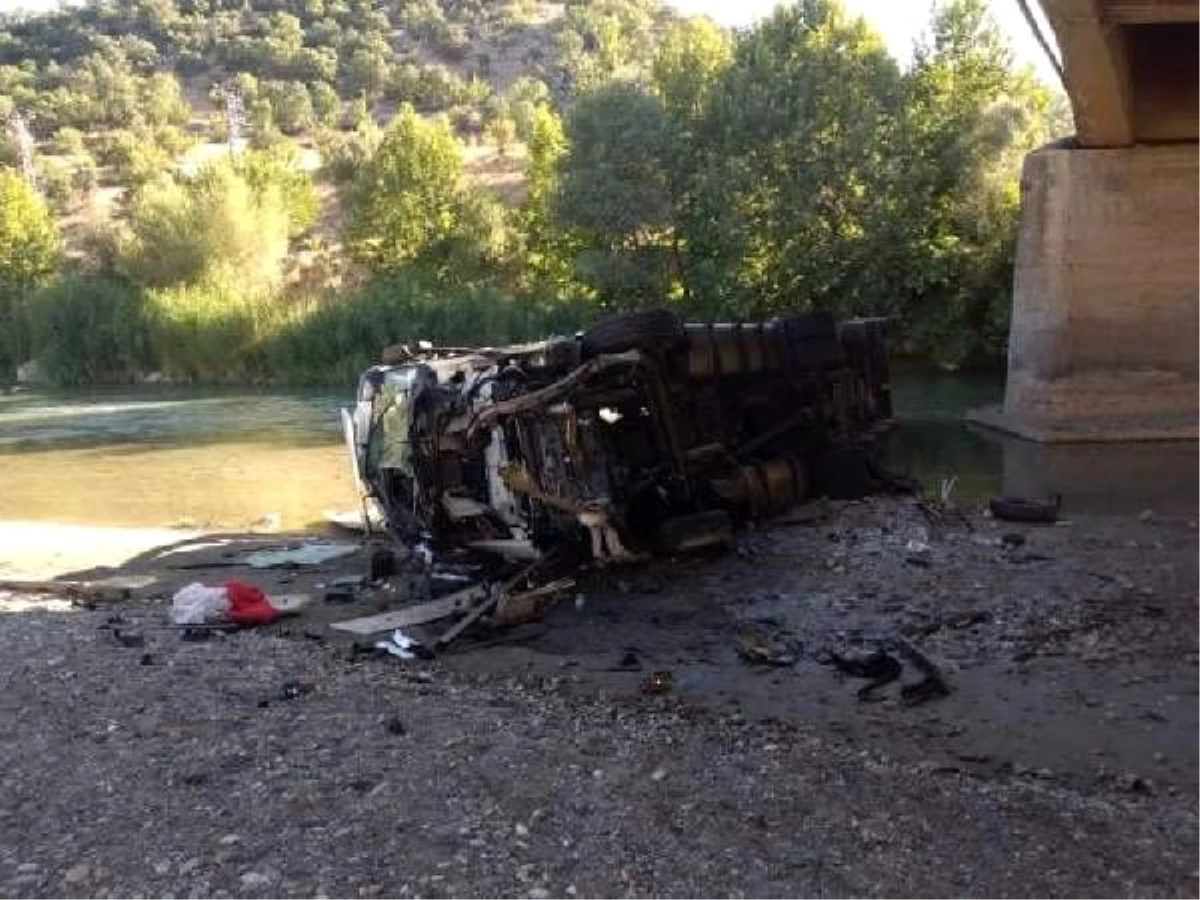 Köprüden dereye düşen tankerin şoförü yaralandı