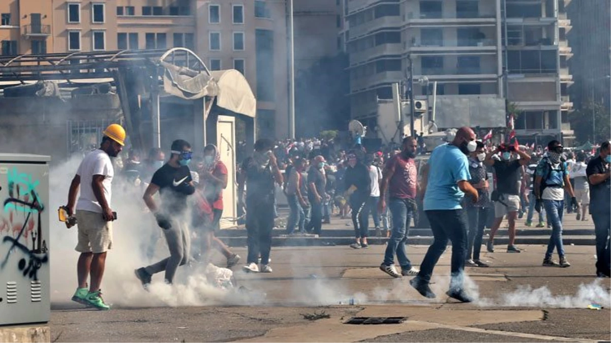 Lübnan\'ın başkenti Beyrut\'ta protestocular Dışişleri Bakanlığı binasını bastı