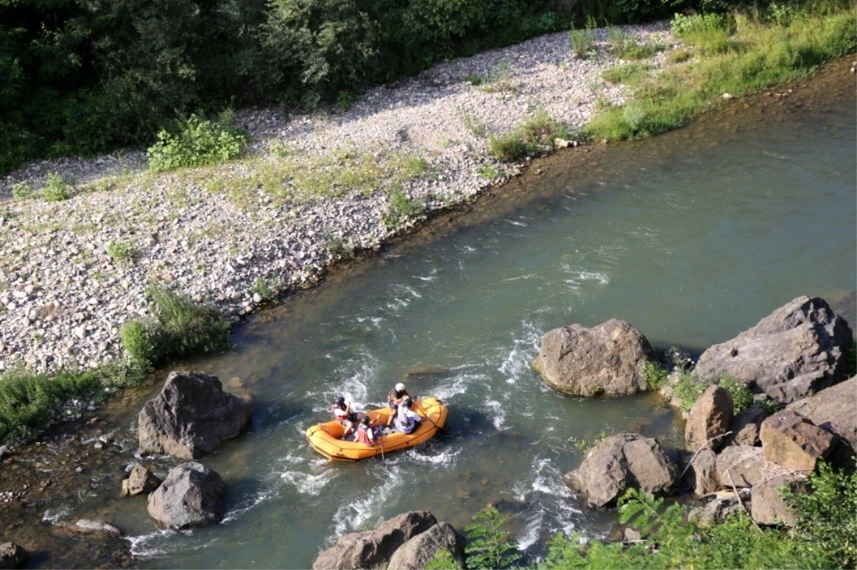Melet Irmağı\'nda rafting turu