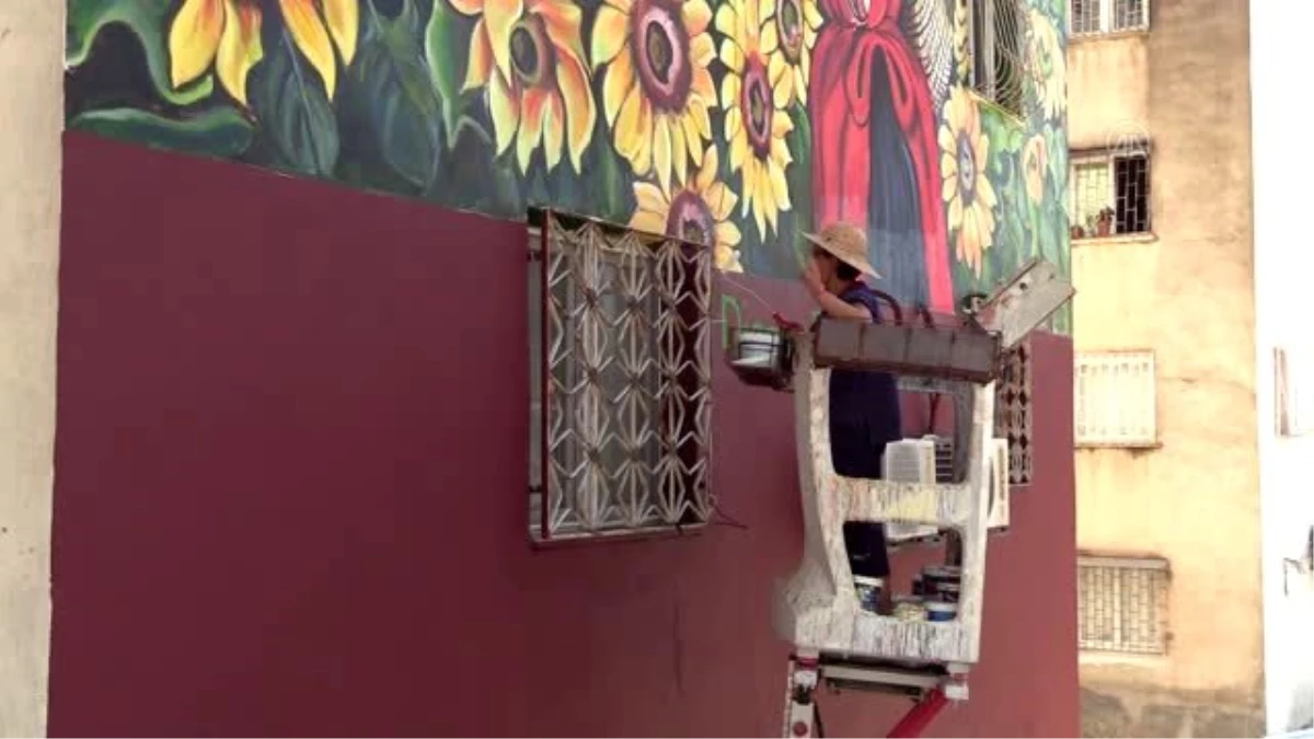Ressam Diego Rivera\'nın eserleri 37 yıllık binanın dış cephesini renklendirdi