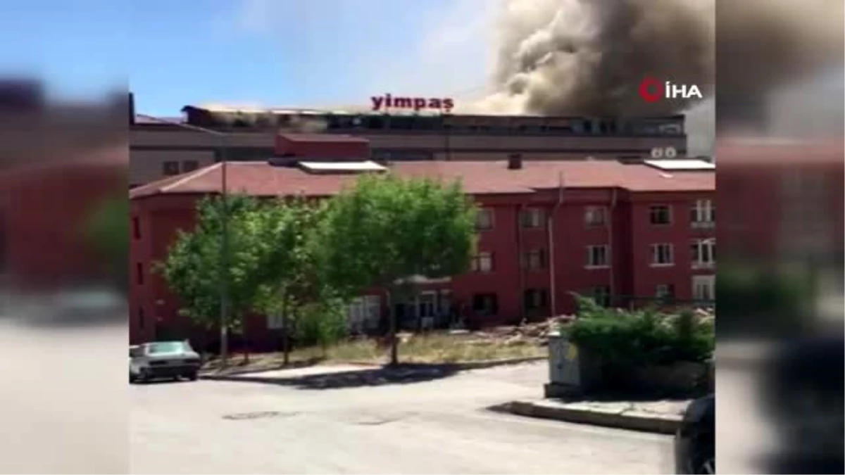 Yozgat\'ta alışveriş merkezinin çatısında yangın çıktı