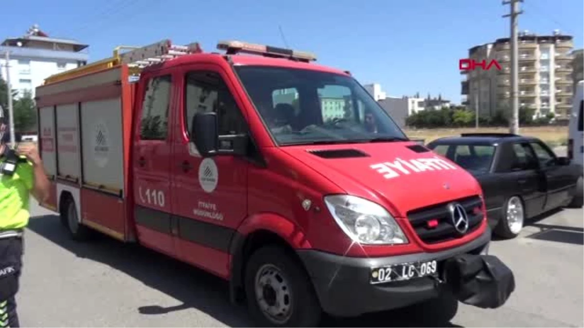 ADIYAMAN Ekip otosu, park halindeki araca çarptı 2 polis yaralı