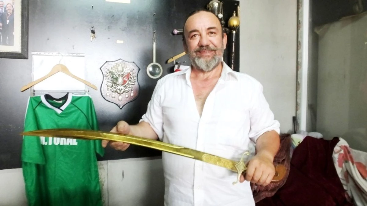 Burhaniyeli makineci Savunma Bakanı Akar için altın kaplama kılıç hazırladı