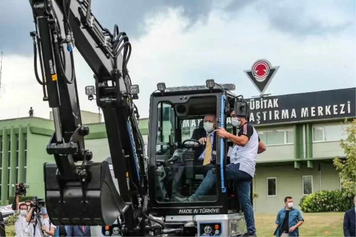 Cumhurbaşkanı Erdoğan, yerli elektrikli ekskavatörü inceledi