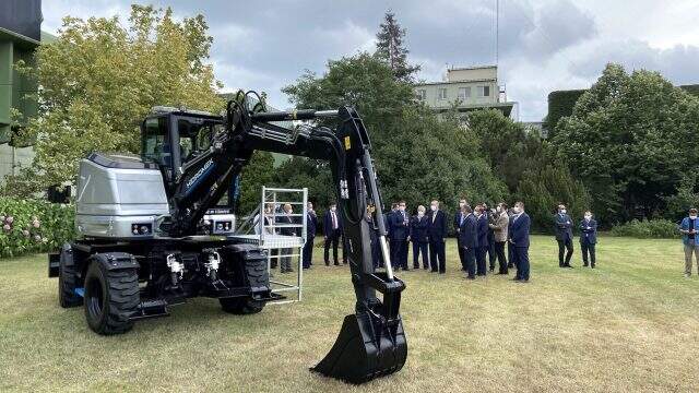 Cumhurbaşkanı Erdoğan, yerli üretim olan dünyanın ilk elektrikli ekskavatörünü test etti
